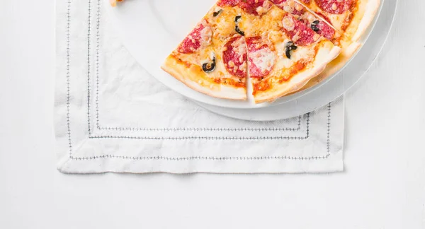 Pizza Italienne Pepperoni Avec Salami Sur Fond Bois Alimentation Traditionnelle — Photo