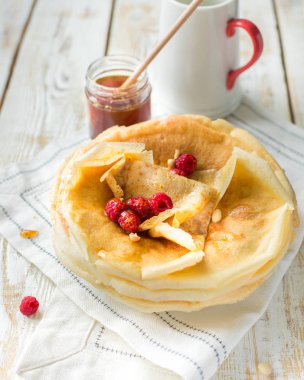 Geleneksel Rus krep haftası Maslenitsa için geleneksel kefir (tereyağlı krep) krepleri. Geleneksel bahar festivali. Taze böğürtlen ve ballı hafif ahşap masa. Mutlu Salı 'lar.!