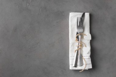 Sevgililer Günü (ya da düğün) yemek arkaplanı kırmızı kurdele, kalp, çatal, bıçak, beyaz tabak ve peçete. Romantik tatil sofrası. Güzel bir arka plan ve boş. Restoran konsepti. Düz yatıyordu
