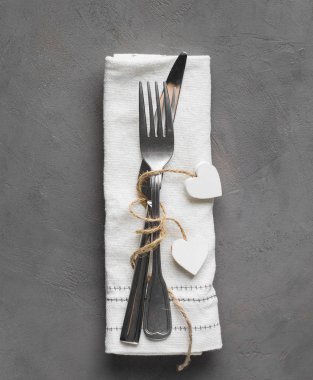 Sevgililer Günü (ya da düğün) yemek arkaplanı kırmızı kurdele, kalp, çatal, bıçak, beyaz tabak ve peçete. Romantik tatil sofrası. Güzel bir arka plan ve boş. Restoran konsepti. Düz yatıyordu