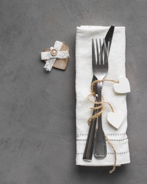Sevgililer Günü (ya da düğün) yemek arkaplanı kırmızı kurdele, kalp, çatal, bıçak, beyaz tabak ve peçete. Romantik tatil sofrası. Güzel bir arka plan ve boş. Restoran konsepti. Düz yatıyordu