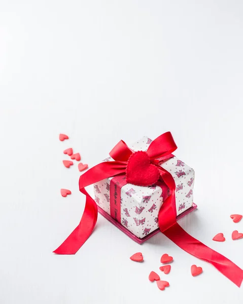 Geschenkbox Mit Roter Schleife Und Süßen Bonbonherzen Auf Schwarzem Betonhintergrund — Stockfoto