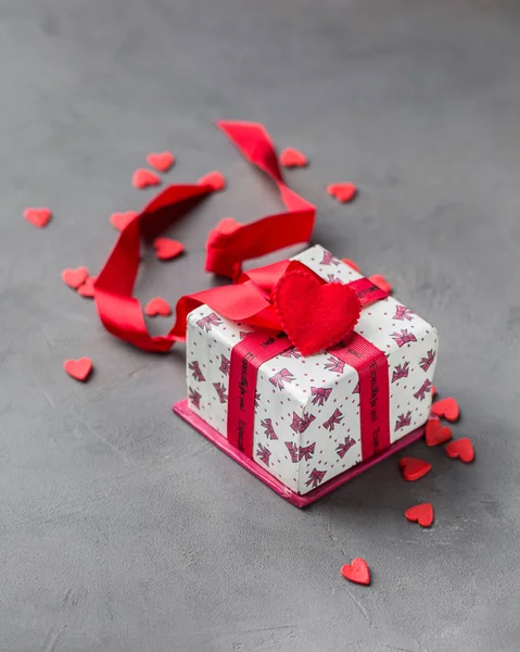 Κουτί Δώρου Κόκκινη Κορδέλα Και Γλυκές Καραμελένιες Καρδιές Μαύρο Μπετόν — Φωτογραφία Αρχείου