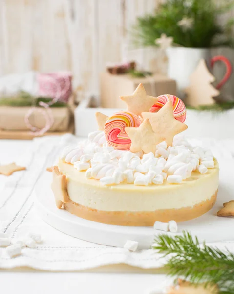 Klassischer Käsekuchen New York Mit Weihnachtlichem Dekor Ingwerplätzchen Marshmallow Und — Stockfoto