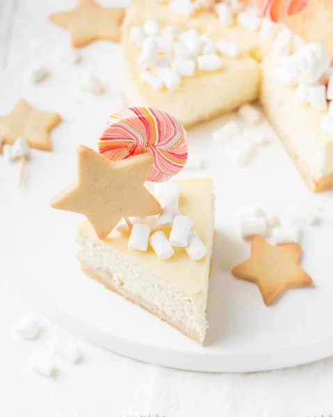 Stück Klassischer Käsekuchen New York Mit Dekor Ingwerplätzchen Marshmallow Und — Stockfoto