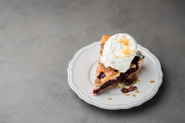 Morceau Tarte Aux Cerises Avec Glace Vanille Sur Une Assiette — Photo