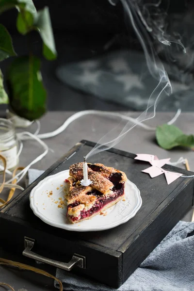 Pedazo Pastel Cereza Cumpleaños Con Una Vela Blanca Ardiendo Atmosférica — Foto de Stock