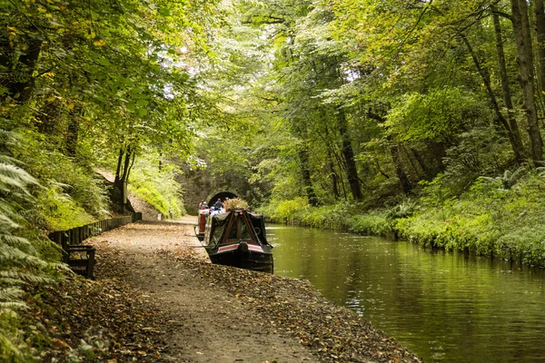 Narrowboat waits to navigate Chirk Canal Tunnel — Stock Photo, Image