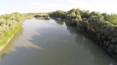 nehir ve orman üzerinde uçan top