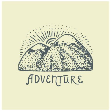 dağlar ile oyulmuş vintage logo elinde çizilmiş kroki tarzı, Milli Parklar ve kamp, için retro rozet Alp ve hiking Tema arıyorum eski