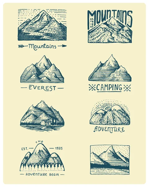 Σύνολο 8 διαφορετικά σήματα με βουνά, χαραγμένο, χέρι ή σκίτσο στυλ περιλαμβάνουν λογότυπα για κατασκήνωση, πεζοπορία. vintage, παλιά αναζητούν — Διανυσματικό Αρχείο