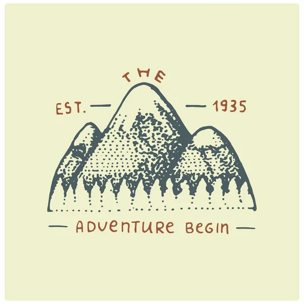 Logo vintage gravé avec des montagnes dessinées à la main, style croquis, badge rétro ancien pour parcs nationaux et camping, thème alpin et randonnée — Image vectorielle