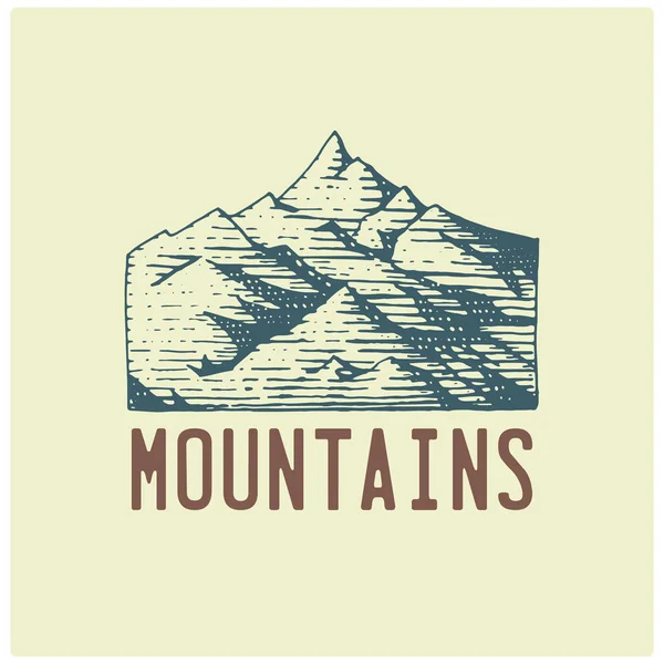 Logo vintage gravé avec des montagnes dessinées à la main, style croquis, badge rétro ancien pour parcs nationaux et camping, thème alpin et randonnée — Image vectorielle