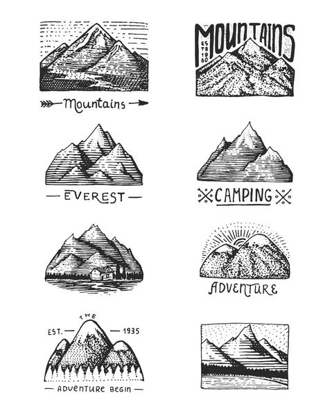 Conjunto de 8 insignias diferentes con montañas, grabado, dibujado a mano o estilo de boceto incluyen logotipos para acampar, senderismo. vintage, aspecto viejo — Archivo Imágenes Vectoriales