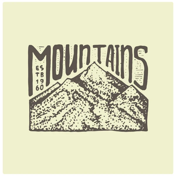 Logo vintage gravé avec des montagnes dessinées à la main, style croquis, badge rétro ancien pour parcs nationaux et camping, thème alpin et randonnée — Image vectorielle