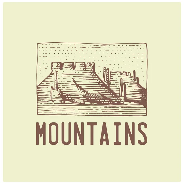 Logo vintage gravé avec des montagnes dessinées à la main, style croquis, badge rétro ancien pour parcs nationaux et camping, thème alpin et randonnée — Image vectorielle