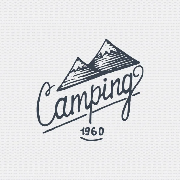 Logotipo antiguo vintage o insignia, etiqueta grabada y estilo antiguo dibujado a mano con letras de camping y montañas — Vector de stock