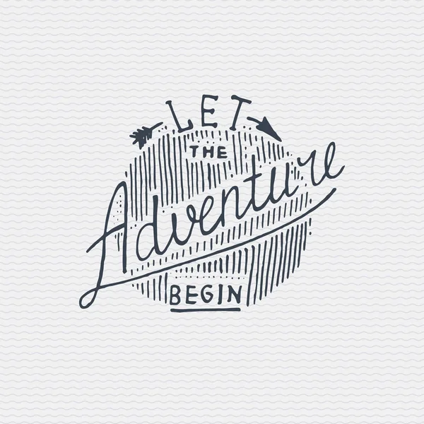 Logotipo velho vintage ou crachá, etiqueta gravada e velho estilo desenhado à mão com letras Deixe a aventura começar — Vetor de Stock