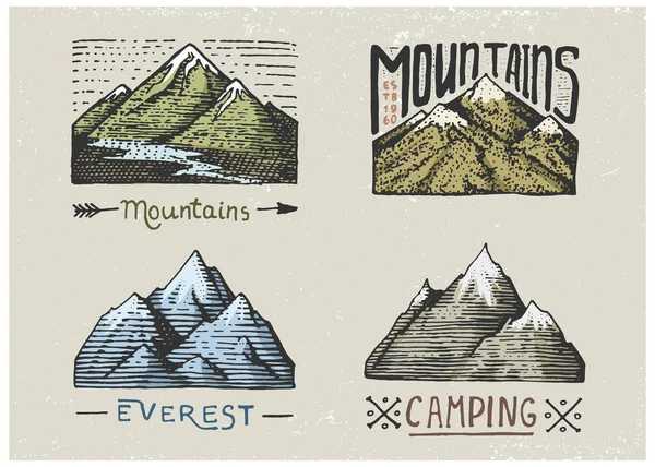 Ensemble de millésimes gravés, dessinés à la main, anciens, étiquettes ou insignes pour le camping, la randonnée, la chasse avec des sommets montagneux, du sud au nord — Image vectorielle