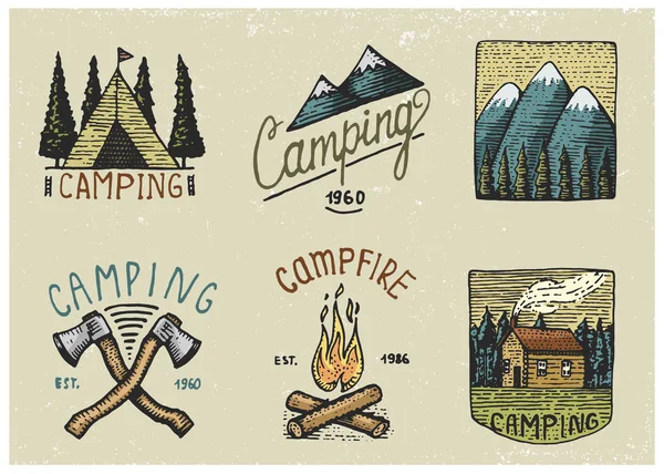 Ensemble de vintage gravé, dessiné à la main, vieux, étiquettes ou insignes pour le camping, randonnée, chasse avec tente, hache et feu de camp avec montagnes — Image vectorielle