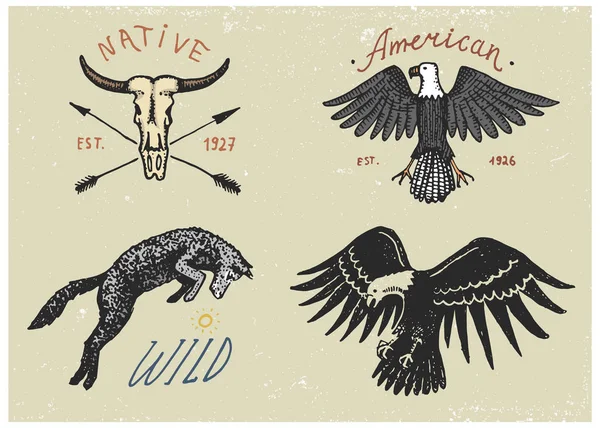 Conjunto de vintage grabado, dibujado a mano, viejo, etiquetas o insignias para acampar, senderismo, caza con águila calva, lobo salvaje y cráneo de búfalo — Vector de stock