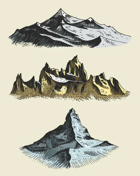 Набір старовинних, старих гравюр з вершинами гір в стилі ручного ескізу різних версій і кольорів — стоковий вектор