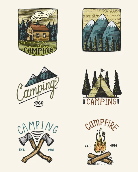 Σύνολο χαραγμένο vintage, χέρι συντάσσονται, παλιά, ετικέτες ή εμβλήματα για κατασκήνωση, πεζοπορία, κυνήγι με βουνοκορφές, τσεκούρι και τέντα, σπίτι, campfire με το δάσος — Διανυσματικό Αρχείο