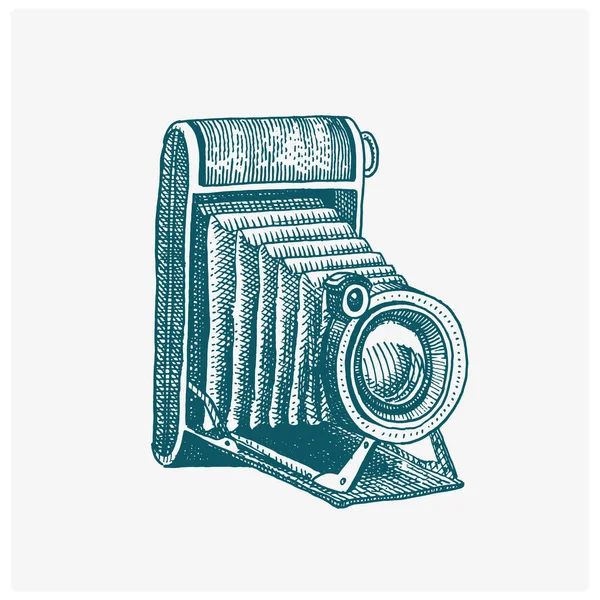 Fotocamera vintage, inciso a mano disegnato in stile schizzo o legno tagliato, vecchio obiettivo retrò cercando, isolato vettoriale illustrazione realistica — Vettoriale Stock