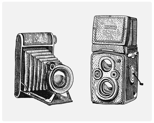 Photo camera set vintage, engraved hand drawn in sketch or wood cut style, old looking retro lens, isolated vector realistic illustration — Stock Vector