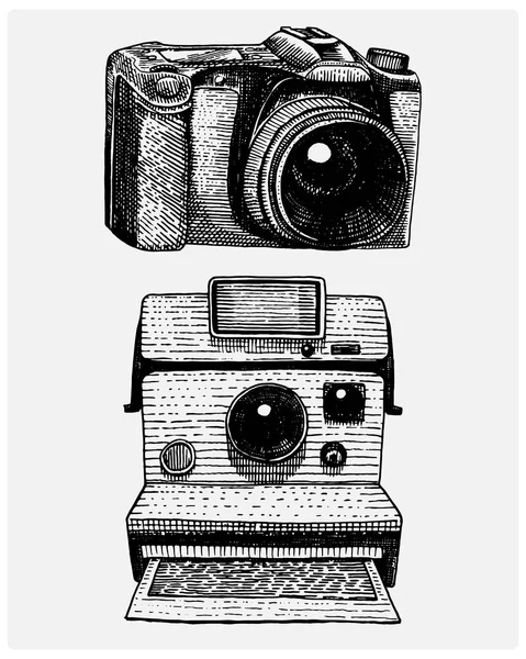 Istantaneo e moderno Fotocamera vintage, inciso a mano disegnato in stile schizzo o legno taglio, vecchio obiettivo retrò cercando, isolato vettoriale illustrazione realistica — Vettoriale Stock