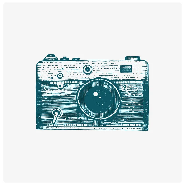 Fotocamera vintage, inciso a mano disegnato in stile schizzo o legno tagliato, vecchio obiettivo retrò cercando, isolato vettoriale illustrazione realistica — Vettoriale Stock