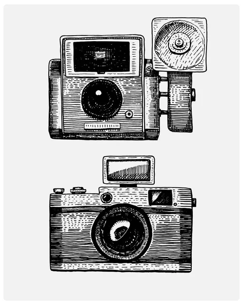 Cámara fotográfica vintage, mano grabada dibujada en estilo de boceto o corte de madera, lente retro de aspecto antiguo, ilustración realista vectorial aislada — Vector de stock