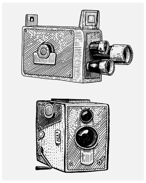 Foto filme ou câmera de filme vintage, gravado, desenhado à mão em esboço ou estilo de corte de madeira, lente retro de aparência antiga, ilustração realista vetorial isolada — Vetor de Stock