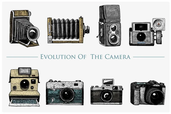 Evolução da foto, vídeo, filme, câmera de filme do primeiro até agora vintage, mão gravada desenhada em esboço ou estilo de corte de madeira, lente retro de aparência antiga, ilustração realista vetorial isolado — Vetor de Stock