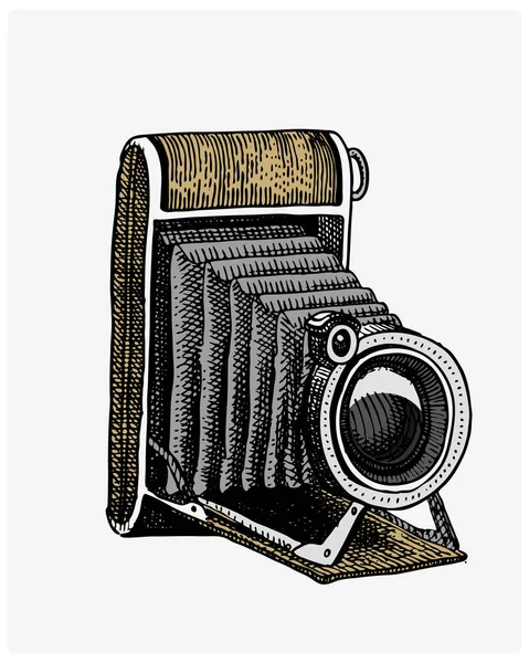 Fotocamera vintage, inciso a mano disegnato in stile schizzo o legno tagliato, vecchio obiettivo retrò cercando, isolato vettoriale illustrazione realistica — Vettoriale Stock