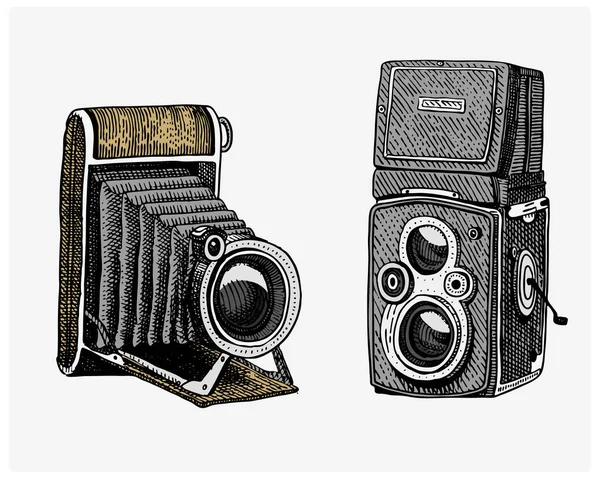 Cámara fotográfica vintage, mano grabada dibujada en estilo de boceto o corte de madera, lente retro de aspecto antiguo, ilustración realista vectorial aislada — Vector de stock