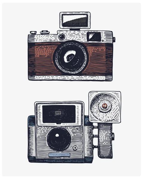 Fotocamera vintage, inciso a mano disegnato in stile schizzo o legno tagliato, vecchio obiettivo retrò cercando, isolato vettoriale illustrazione realistica — Vettoriale Stock