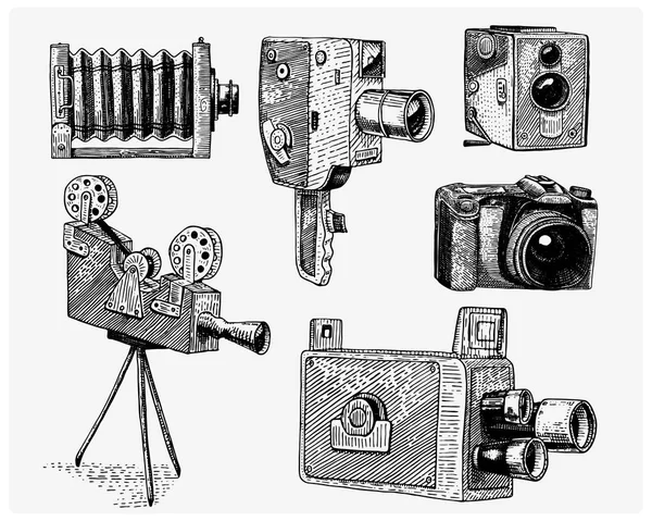 Entwicklung der Foto-, Video-, Film-, Filmkamera vom ersten bis zum heutigen Jahrgang, handgezeichnete Gravur im Skizzen- oder Holzschnitt-Stil, alt aussehendes Retro-Objektiv, isolierte vektorrealistische Illustration — Stockvektor