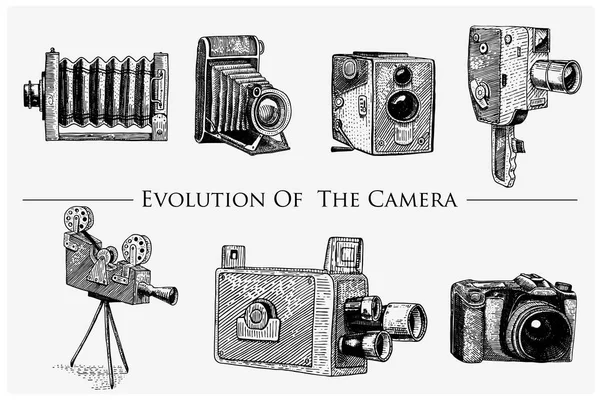 Vintage de cámara fotográfica, dibujado a mano grabado en boceto o estilo  de corte de madera, lente retro de aspecto antiguo, ilustración realista  aislada