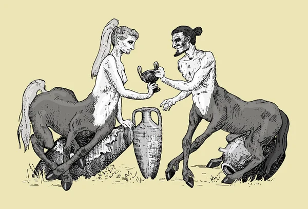 Zwei Zentaurus teilen Wein Illustration, handgezeichnet oder graviert alt aussehende fantastische, märchenhafte Tiere halb Mann mit Pferdekörper, griechische Mythologie — Stockvektor