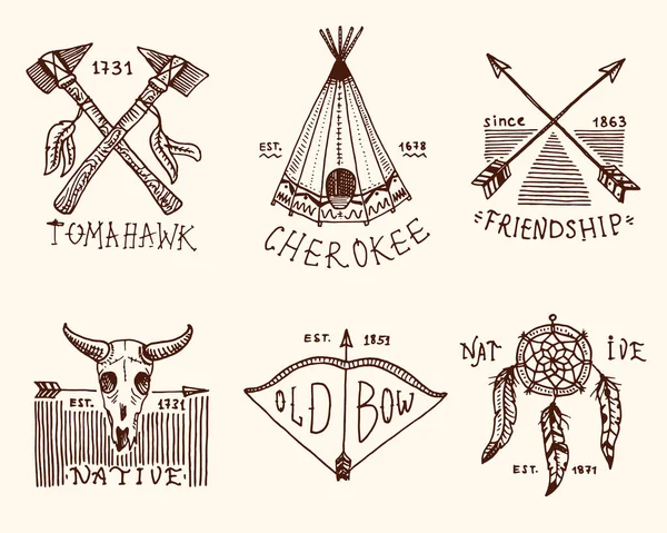 Conjunto de vintage gravado, desenhado à mão, velho, rótulos ou crachás para índio ou nativo americano. búfalo, machados e tenda, flechas e arco, crânio, Dreamcatcher e cherokee, tomahawk . — Vetor de Stock