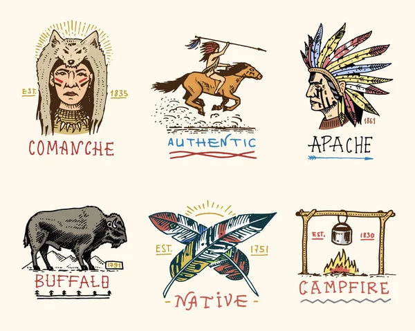 Conjunto de vintage grabado, dibujado a mano, viejo, etiquetas o insignias para indio o nativo americano. búfalo, cara con plumas, jinete de caballos, apache o comanche, fogata y auténtica . — Vector de stock