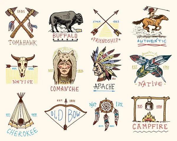 Conjunto de vintage grabado, dibujado a mano, viejo, etiquetas o insignias para indio o nativo americano. búfalo, hachas y tienda, flechas y arco, cráneo, atrapasueños y cherokee, tomahawk . — Archivo Imágenes Vectoriales