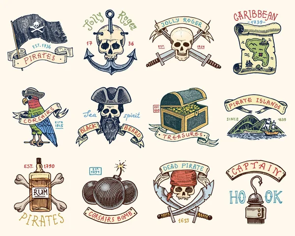 Jogo de gravado, desenhado à mão, velho, etiquetas ou distintivos de corsários, garrafa de rum e osso, bomba, crânio com sabres, gancho. Jolly Roger. Piratas marinho e náutico ou mar das Caraíbas, emblemas oceânicos . — Vetor de Stock