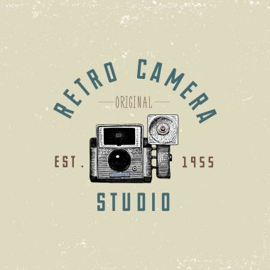 Fotoğraf logo amblem veya etiket, video, film, film kameradan önce şimdi vintage, oyulmuş elle çizilmiş kroki veya stil, retro lens arıyorum eski kesim ahşap kadar vektör gerçekçi illüstrasyon izole.