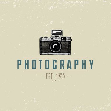 Fotoğraf logo amblem veya etiket, video, film, film kameradan önce şimdi vintage, oyulmuş elle çizilmiş kroki veya stil, retro lens arıyorum eski kesim ahşap kadar vektör gerçekçi illüstrasyon izole.