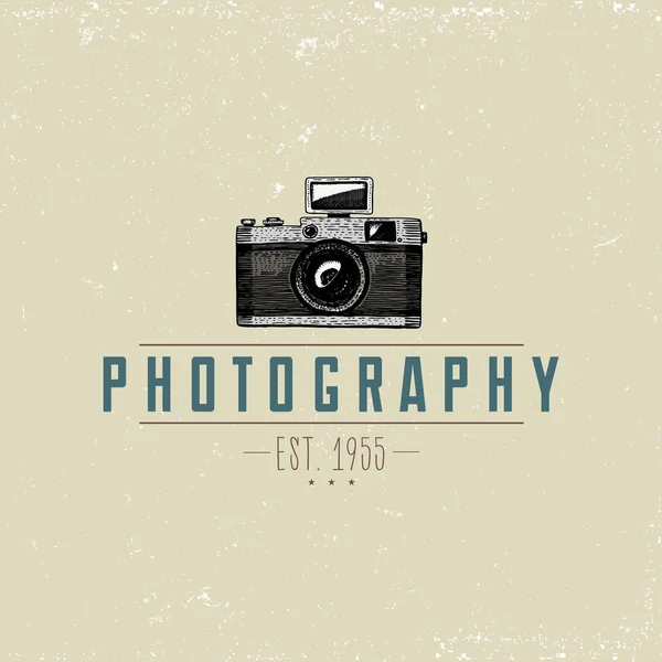 Foto logo emblema o etichetta, video, pellicola, macchina fotografica da prima fino ad ora vintage, inciso a mano disegnato in stile schizzo o legno taglio, vecchio obiettivo retrò cercando, isolato vettore illustrazione realistica . — Vettoriale Stock