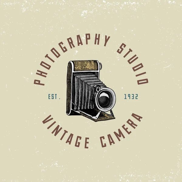 Emblema o etiqueta del logotipo de la foto, video, película, cámara de película desde el principio hasta ahora vintage, mano grabada dibujada en estilo de boceto o corte de madera, lente retro de aspecto antiguo, ilustración realista vector aislado . — Vector de stock