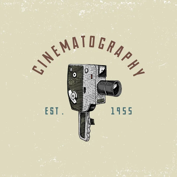 Foto logo emblema o etichetta, video, pellicola, macchina fotografica da prima fino ad ora vintage, inciso a mano disegnato in stile schizzo o legno taglio, vecchio obiettivo retrò cercando, isolato vettore illustrazione realistica . — Vettoriale Stock