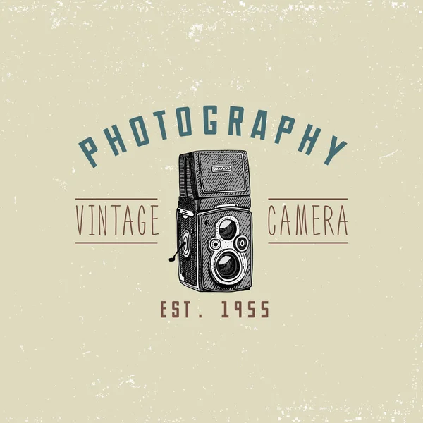 Foto logo emblema o etichetta, video, pellicola, macchina fotografica da prima fino ad ora vintage, inciso a mano disegnato in stile schizzo o legno taglio, vecchio obiettivo retrò cercando, isolato vettore illustrazione realistica . — Vettoriale Stock